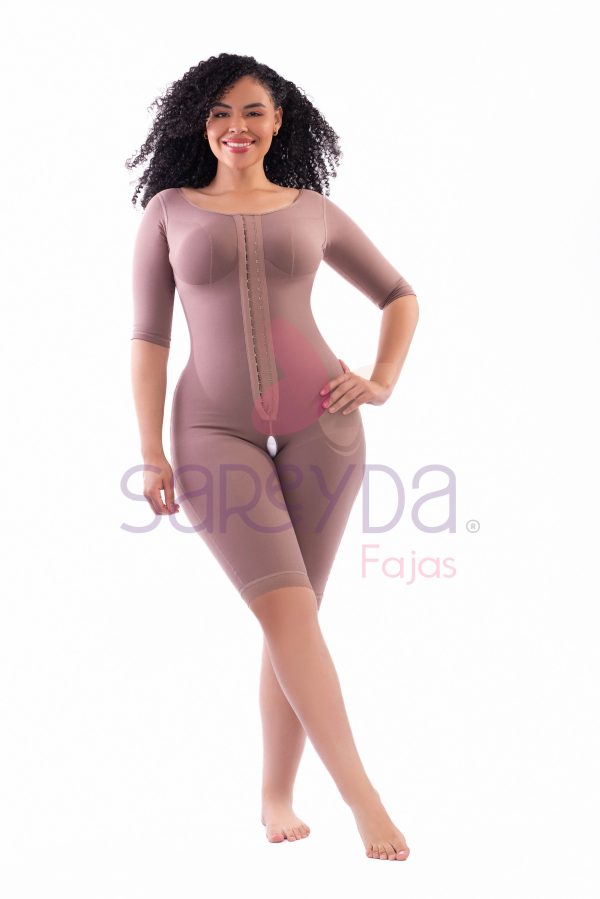 Faja con brasier mangas y abertura perineal bota larga