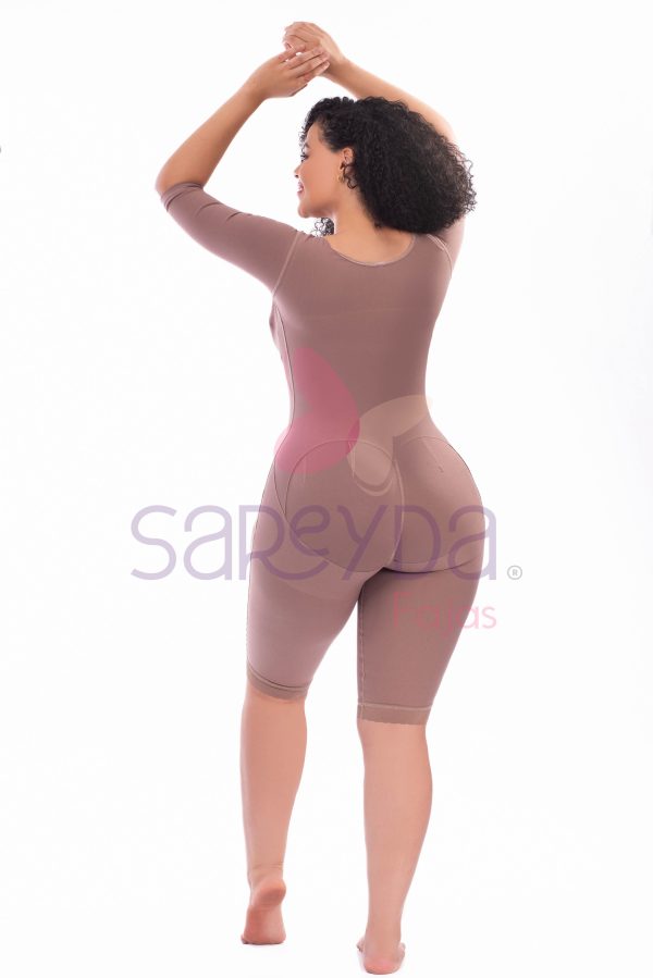 Faja con brasier mangas y abertura perineal bota larga