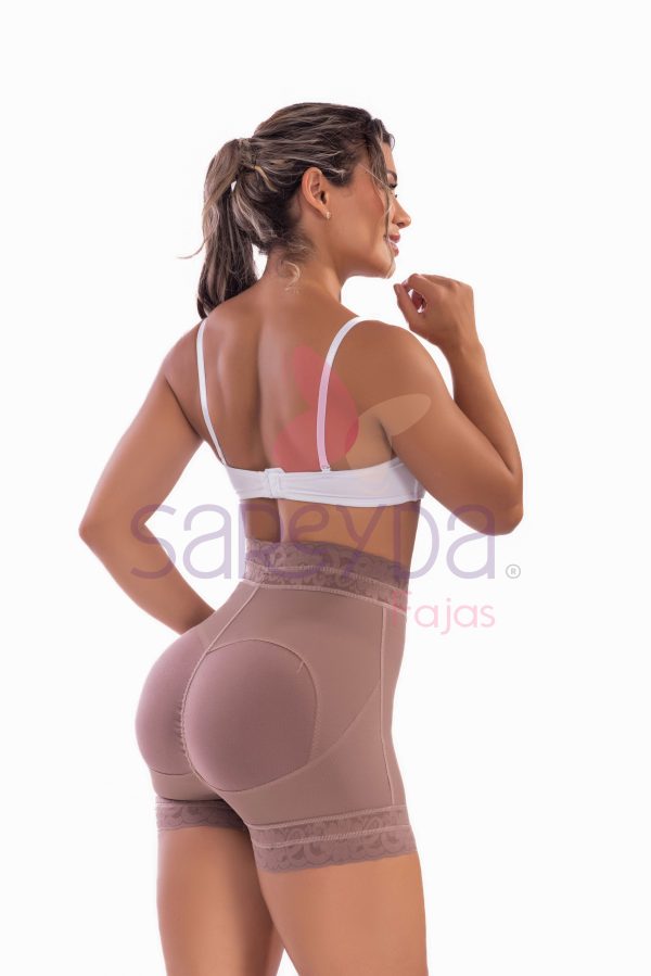 Short alto en cintura bota corta